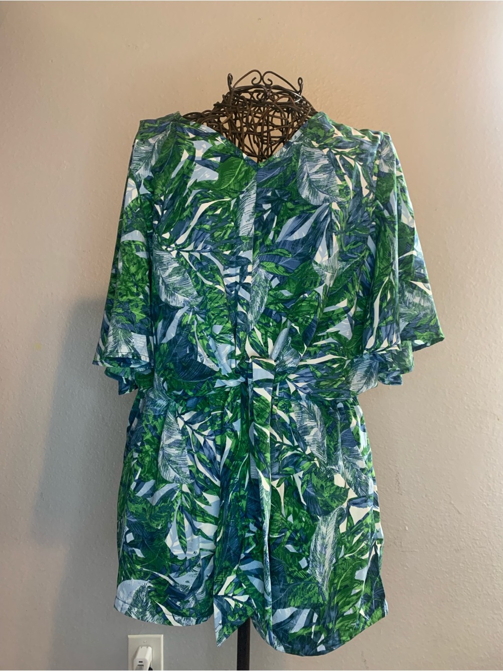 Kalihi Women’s Green Jungle Print Short Sleeve Romper. Size M

SKU 107
